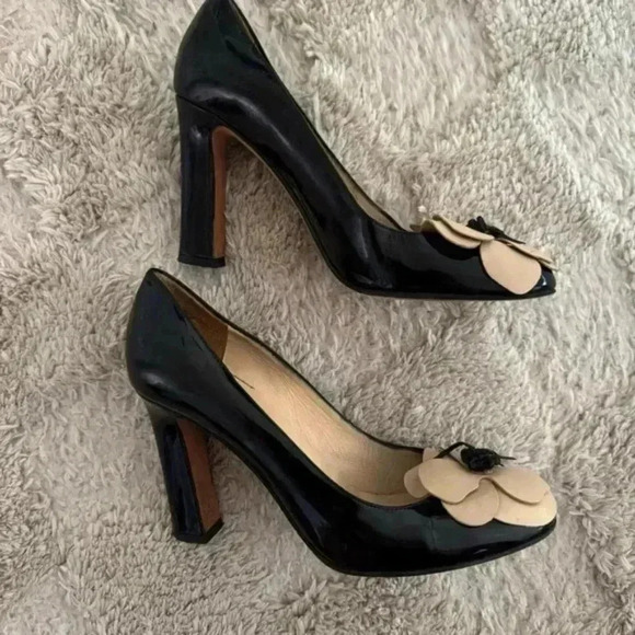 KATE SPADE Zaria Black Patent Leather Flower Pumps - Picture 2 of 9